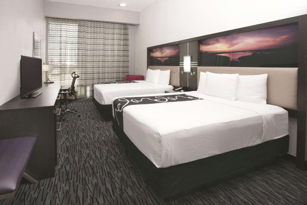 Queen Room with Two Queen Beds and Bath Tub - Mobility/Hearing Access - Non-Smoking interior