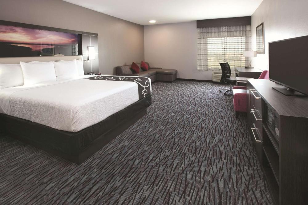 1 King Bed, Deluxe Mobility/Hearing Access Room, Bathtub w/Grab Bars, No-Smoking interior